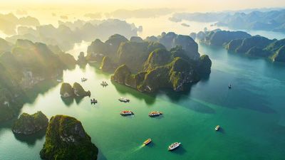 Vịnh Hạ Long - "Bức tranh thủy mặc" khổng lồ và kỳ vĩ